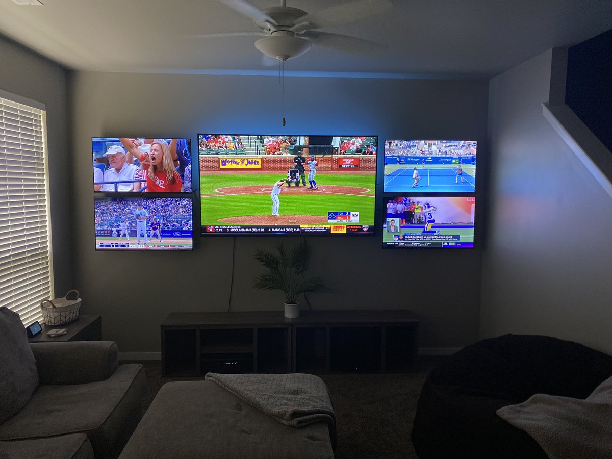 mitchgoettl's tweet photo. @BarstoolBigCat @BarstoolBigCat fly me out and I’ll install for free 🥹 back lighting a must. Also #gobears https://t.co/1AWUz1pUBq
