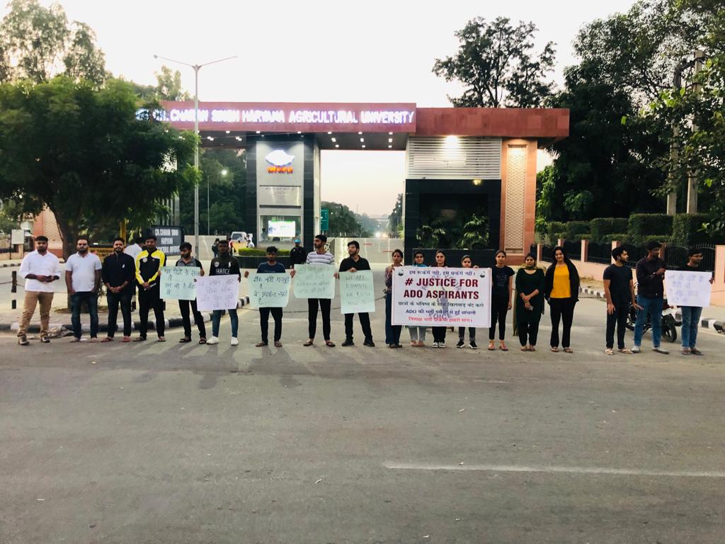 agourav480's tweet photo. #justice_for_ADO_aspirants 
#ADOharyana 
@mlkhattar @OPDhankar
कहा रख दू अपने हिस्से की शराफ़त
जहाँ देखूं वहां बेईमान(hpsc) ही खडे है क्या खूब बढ़ रहा है वतन देखिये खेतों ��ें बिल्डर सड़क पे किसानो  के  बेटे खड़े है !

ADO हरियाणा की परिक्षा में धांधली के खिलाफ छात्र संघर्ष 🇮🇳🙏 https://t.co/W0PO1wxsra