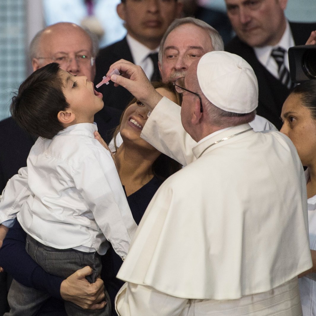 "Jesus demonstra a sua preferência pelos pobres e lança a mensagem fundamental do Evangelho, que consiste em servir o próximo por amor a Deus. Jesus faz-se voz de quantos não a têm, dirigindo a cada um de nós um apelo urgente a abrir o coração"

#PapaFrancisco  #EvangelhodeHoje