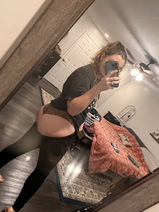 Fitting my ass in my pants is a full time job 😰 https://t.co/PgrLOdcQJc
