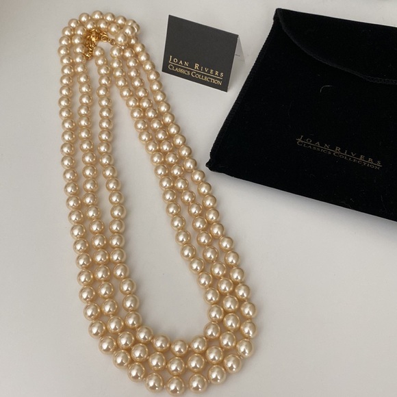 HeatherMeglino's tweet photo. So good I had to share! Check out all the items I'm loving on @Poshmarkapp from @Sarah47027909 #poshmark #fashion #style #shopmycloset #chicos #joanrivers #paige: https://t.co/MOIBmXA81z https://t.co/cyK7nb7kHc