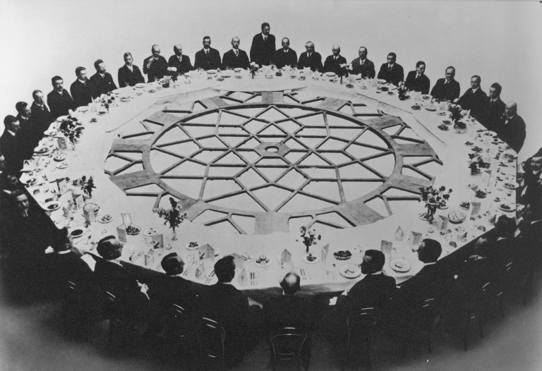RIBA's tweet photo. Lunching around one of the 25ft dials of the clock for the Royal Liver Building, #Liverpool, c.1911
📷Edward Stewart Bale (#RIBACollections).
#archhist #clocksgoback https://t.co/WIrwMVTN7r