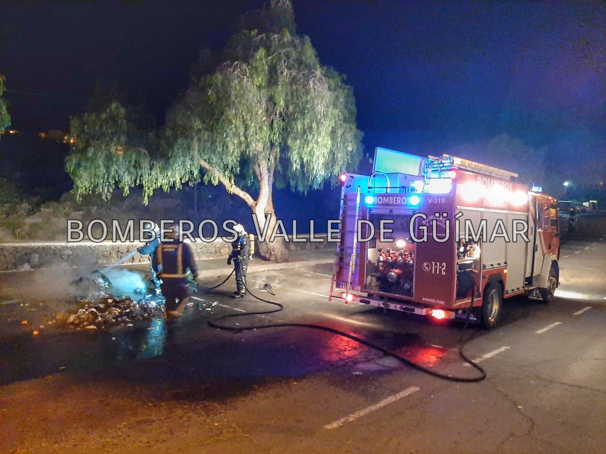 BomberosGuimar's tweet photo. Anoche fuimos activados por la Central de Coordinación por un incendio que afectó a varios contenedores de basura muy próximo a vehículos. Al lugar también se desplazó una dotación de @BomberosTf y Policía Local de Güímar.

#bomberosvalledegüímar https://t.co/d7A97dLunR