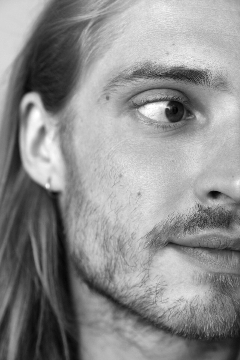 ネオ・クラシカルの奇才、Dario Lessingはピアノを通して生きている。
ニュー・シングル「Primaballerina」は、彼の卓越した技術と美しく作り込まれた作曲スタイルを示すもので、新しい世界、雰囲気、物語を開き、Dario Lessingの鮮やかなファンタジーの世界へと誘う。 buff.ly/3Dhsy1G