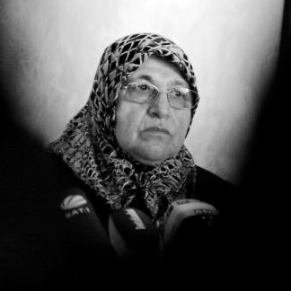 Trauer um Mevlüde Genç, die im Alter von 79 Jahren gestorben ist. Sie hatte beim rechtsextremistischen Brandanschlag in #Solingen 1993 zwei Töchter, zwei Enkelinnen und eine Nichte verloren. 1996 erhielt sie das Bundesverdienstkreuz, 2015 den #NRW-Verdienstorden. <a href="/ZDFheute/">ZDFheute</a>