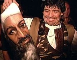 Maradona, un mes y medio después de los atentados del 11-S, celebró su cumpleaños disfrazado de Osama Bin Laden.