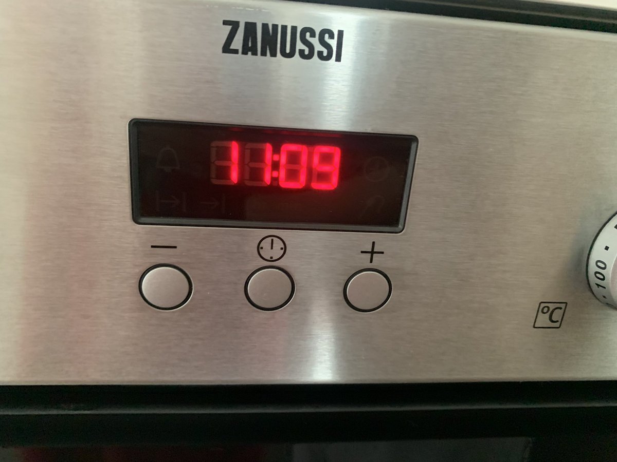 Well at least the cooker is right again from last autumn. Don’t bother changing it - it will come round again! #additidemag <a href="/ADHDdesigner/">ADHD Designer 🟣👩🏻‍💻</a> <a href="/adhdjesse/">ADHD Jesse</a> @adhd_ffs #ADHDAwarenessMonth <a href="/adhd_girls/">Samantha Hiew l ADHD Girls</a> #clocksgoback #askadhd #adhdwomen