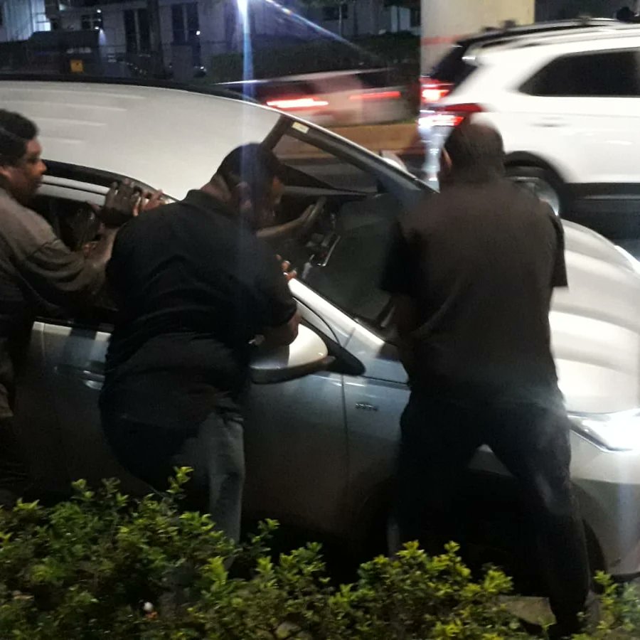 Siguen los problema del mal estado de las calles, ayer varios conductores tuvimos que ayudar a una familia que quedó prácticamente enterrada con su auto frente al supermercado el Fuerte de tocumen.
¿Quién responde por los daños?