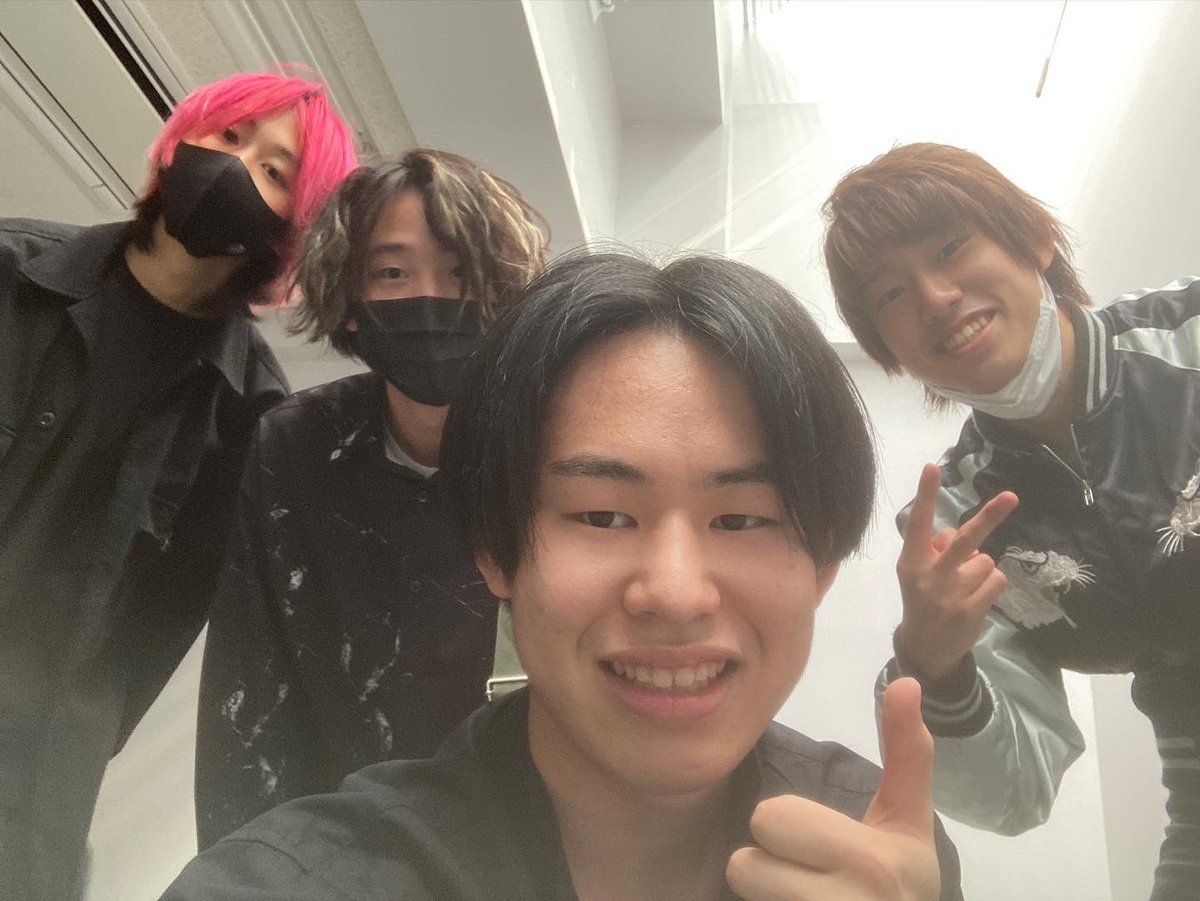 gloria_ssband's tweet photo. 本日は大妻女子大学(多摩キャンパス)の文化祭で野外ライブをやらせて頂きました！！！
青空の下でやるロックは最高🎸🎸🎸
楽しかったです！！！ありがとうこざいました🙇

photo by @akanene_1020 

～今回のセトリ～
1.堕落
2.落陽
3.白いツバキと理想郷 https://t.co/bQZVkqwFUm