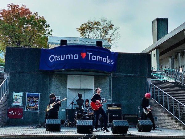 gloria_ssband's tweet photo. 本日は大妻女子大学(多摩キャンパス)の文化祭で野外ライブをやらせて頂きました！！！
青空の下でやるロックは最高🎸🎸🎸
楽しかったです！！！ありがとうこざいました🙇

photo by @akanene_1020 

～今回のセトリ～
1.堕落
2.落陽
3.白いツバキと理想郷 https://t.co/bQZVkqwFUm
