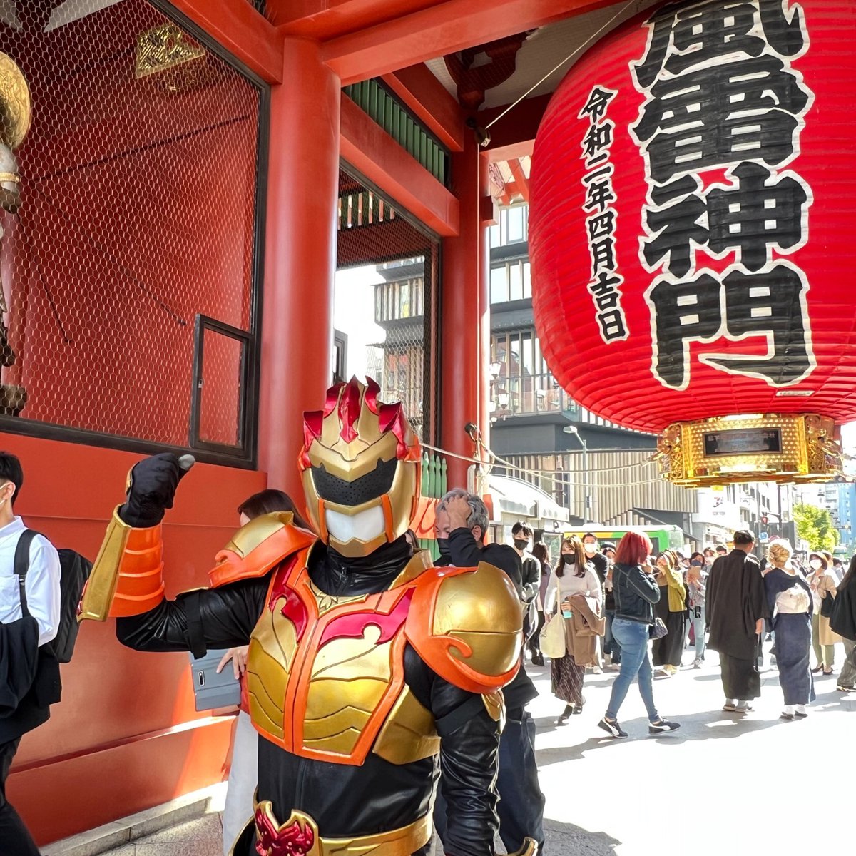 GramMasalar's tweet photo. PV撮影の後 浅草寺に  #グランマサラー映画 クラファンの成功を祈ってお参りしてきた！ヒーロー見て驚いた？
 #GramMasalarMovie  #sensoji  #asakusa https://t.co/1gfjTA4wbQ
