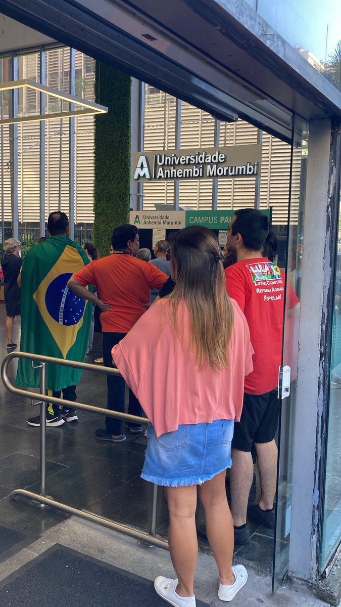 Au Brésil les citoyen.nes peuvent arborer jusqu’à la@machine de vote leurs choix contrairement à la France. Drapeau brésilien pour bolsanoriste, tee shirt rouge avec Lula pour Lulistes <a href="/SO_Bordeaux/">Sud Ouest Bordeaux</a>