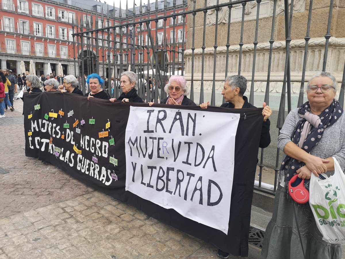 Como cada último domingo de mes, Mujeres de Negro Contra las Guerras, @MdN_Madrid se concentran hoy en la Pza. Mayor en apoyo a las mujeres iraníes que sufren la violencía patriarcal y se rebelan contra ella. #DerechosHumanos #Iran #MujerVidaYLibertad