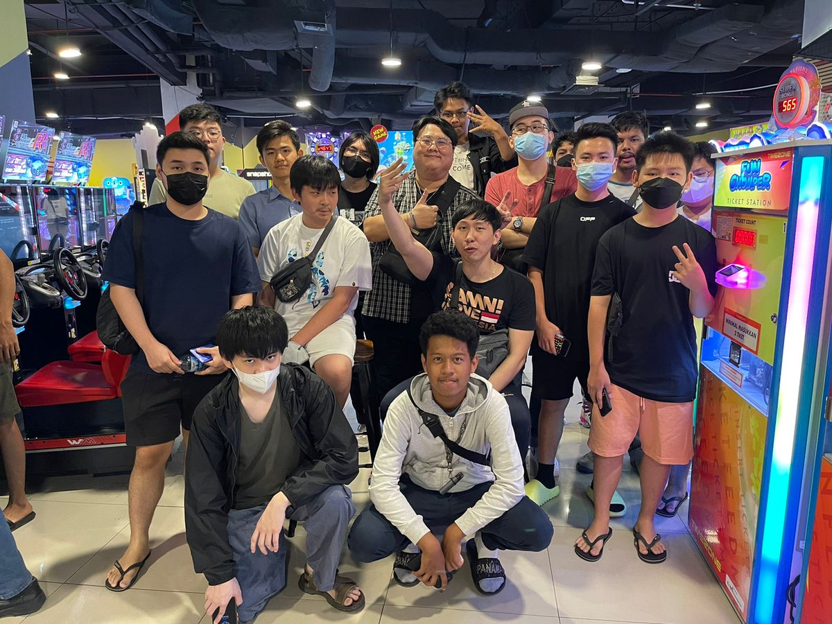 rev_prtm's tweet photo. 友達いっぱいwwwww
WandereR team
#湾岸ミッドナイト6RR https://t.co/nGtKYCb8nI