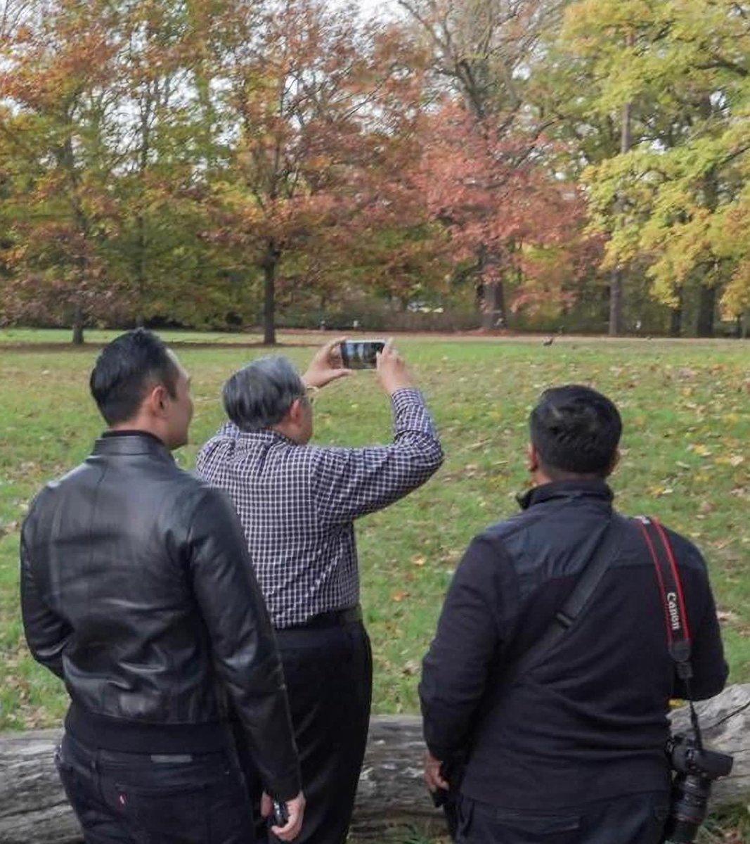 AgusYudhoyono's tweet photo. Momen favorit saya kalau lagi menemani Pak SBY salah satunya saat menemani beliau mengambil foto dgn handphone pribadinya. Saat ini kami sedang di Jerman, akan menghadiri konferensi internasional. https://t.co/5D1X3s6mgi