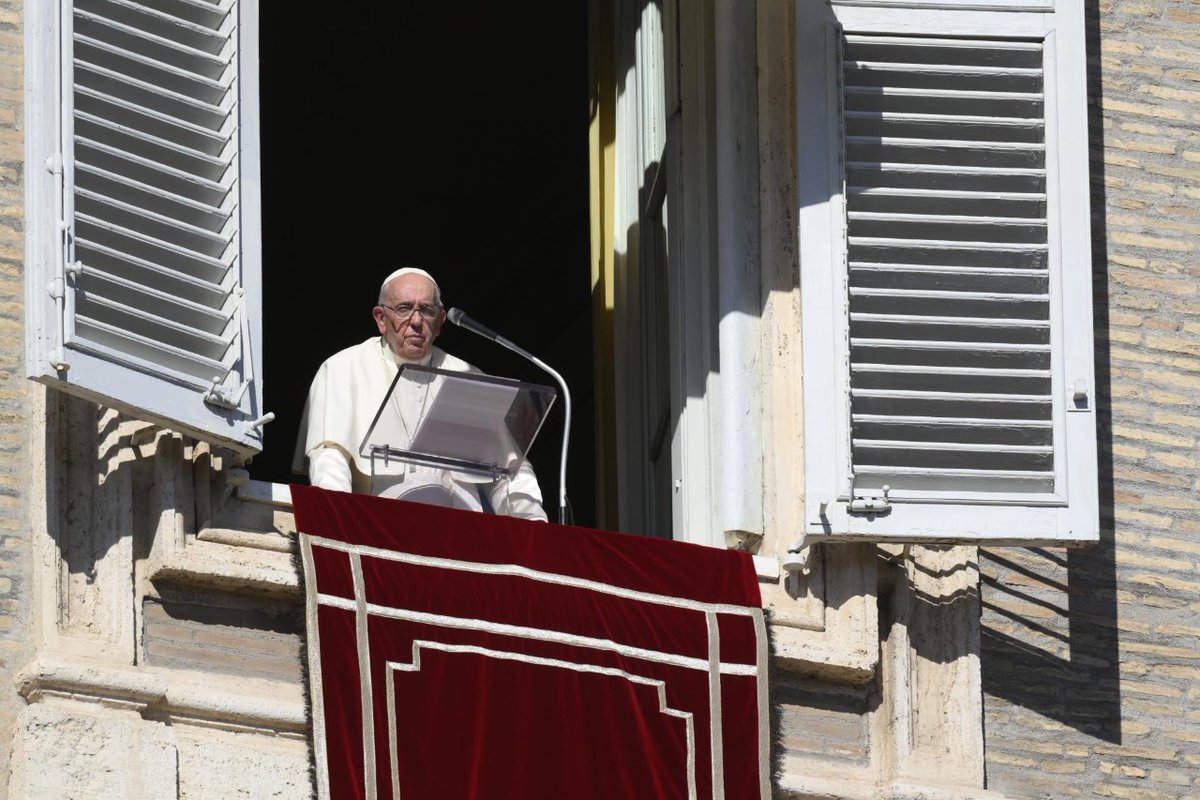 'We pray for the victims of a terrorist attack in Mogadishu that killed more than 100 people, including many children... And let us pray for those who died last night in Seoul during a sudden crowd stampede.' #PopeFrancis #southkoreastampede #somaliablast