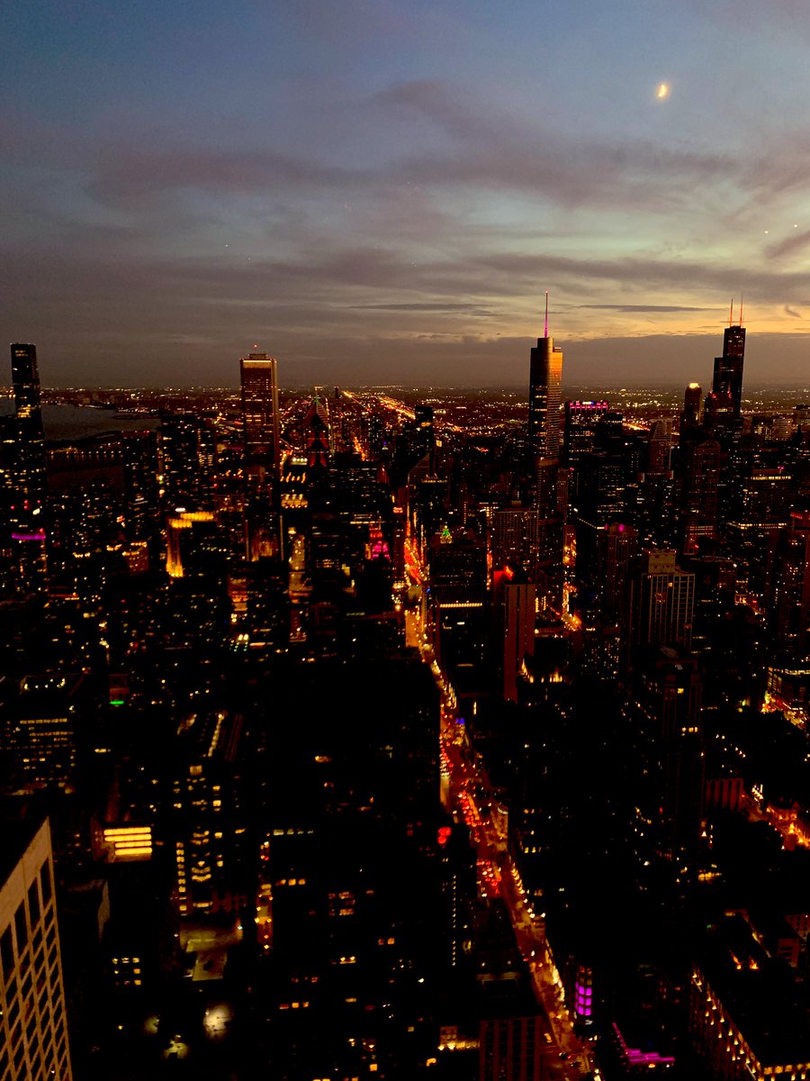 After 18 hours with many flight delays and passport control queues, I made it to Chicago 😴 and managed to catch the sunset just in time 😍
@CoreNetGlobal <a href="/CoreNetChicago/">CoreNet Chicago</a>
