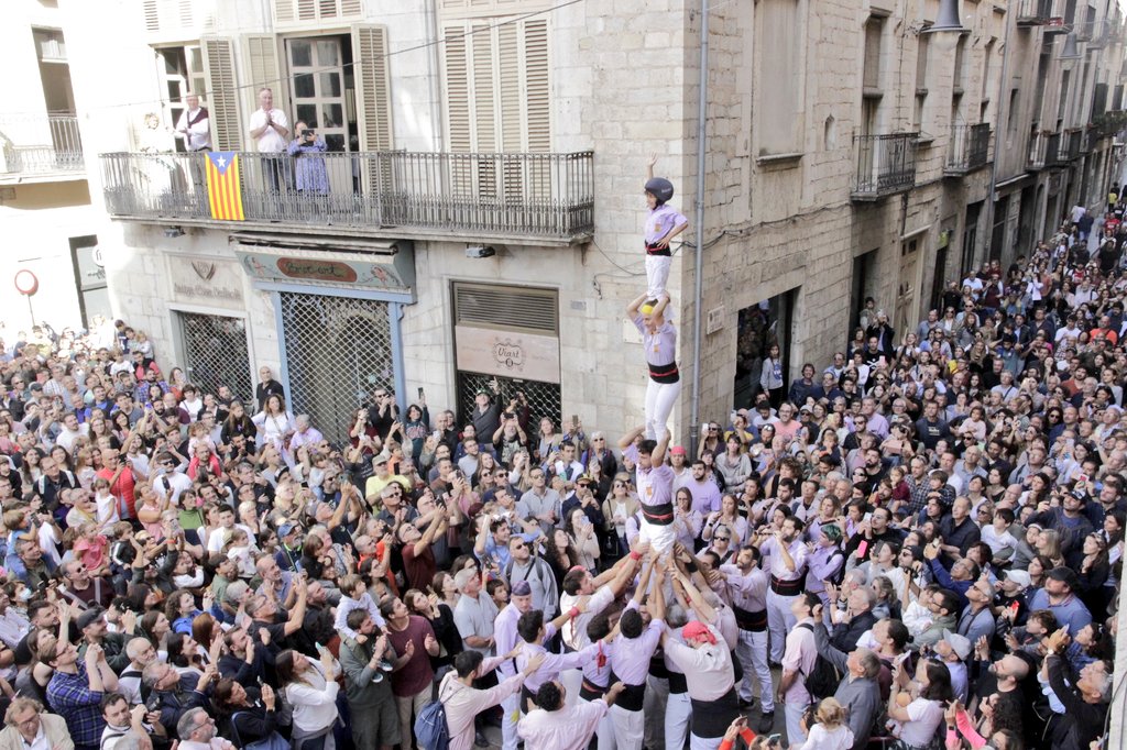 Girona_Cat's tweet photo. 📸🎡La Diada Castellera de les Fires torna a la normalitat després d’uns anys marcats per la pandèmia. A la plaça del Vi, gironins i gironines s’apleguen per veure l’actuació de les colles dels @Marrecs de Salt, els @Capgrossos de Mataró i els @Minyons de Terrassa | #FiresGirona https://t.co/wP1gIwzC0O