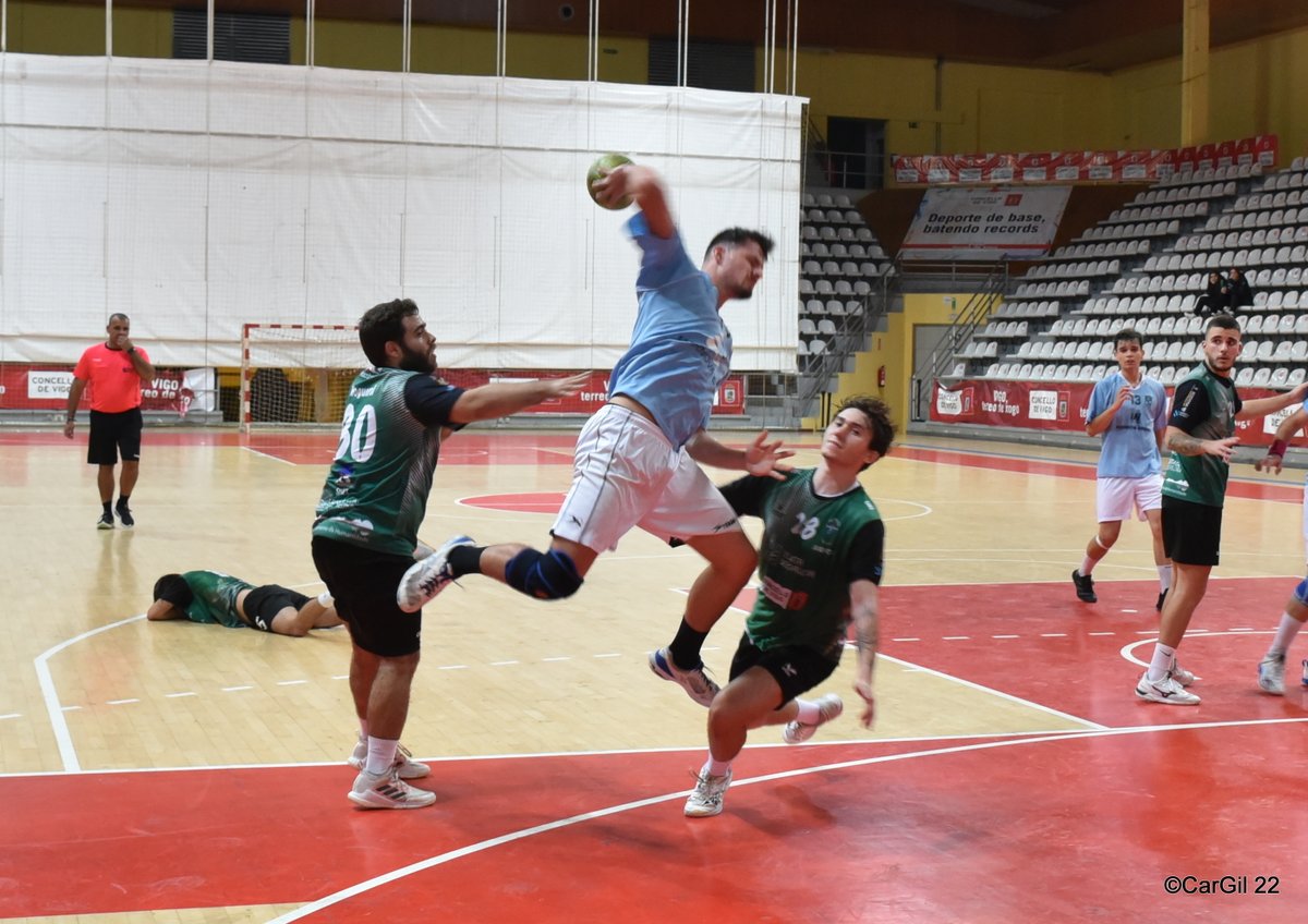 Decargil's tweet photo. Ya en la web los MOMENTOS de balonmano disfrutados ayer tarde en As Travesas entre los equipos del @UB_Lavadores  y del @SeisdoNadal  en categoría 2ª AUTONOMICA MASCULINA.
No se olviden de ser felices MiGente. Nos vemos por las pistas AMIG@S.

https://t.co/AmlyrD1Okl https://t.co/Ut71G5Ymjg