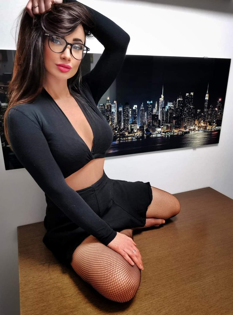 nikolajeva1's tweet photo. #Blackisbeautiful #glassesgirl #brunet https://t.co/5bnYK60fQU