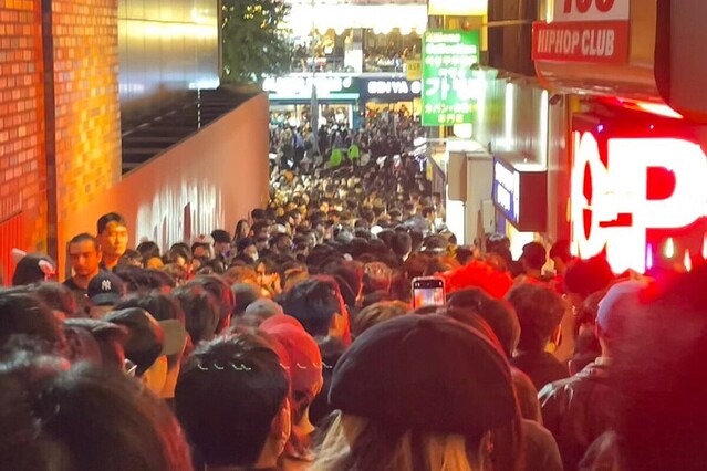 shanghai_info's tweet photo. ソウ���の繁華街・梨泰院で雑踏事故、中国人の死者4人に―中国メディア 
中国中央テレビによると、韓国の首都ソウルの繁華街・梨泰院で29日夜に起きた雑踏事故で、中国人4人が死亡したことを在韓国中国大使館が確認した。現場にはハロ… 

 https://t.co/29K7ayARdH #中国 #韓国 #ニュース #NEWS #CHINA https://t.co/G7Ey4RBwuQ