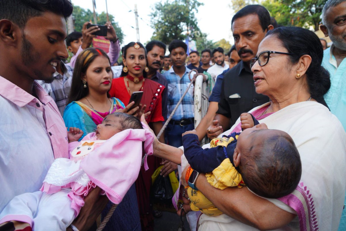 AITCofficial's tweet photo. Our Hon'ble Chairperson Smt @MamataOfficial attended the Chhath Puja celebrations across Bengal.

She prayed for the happiness &amp; prosperity of one and all. 

May the auspicious occasion of Chhath Puja bring you peace, good health &amp; success; &amp; the strength to cross all hurdles. https://t.co/IDROqu08ga