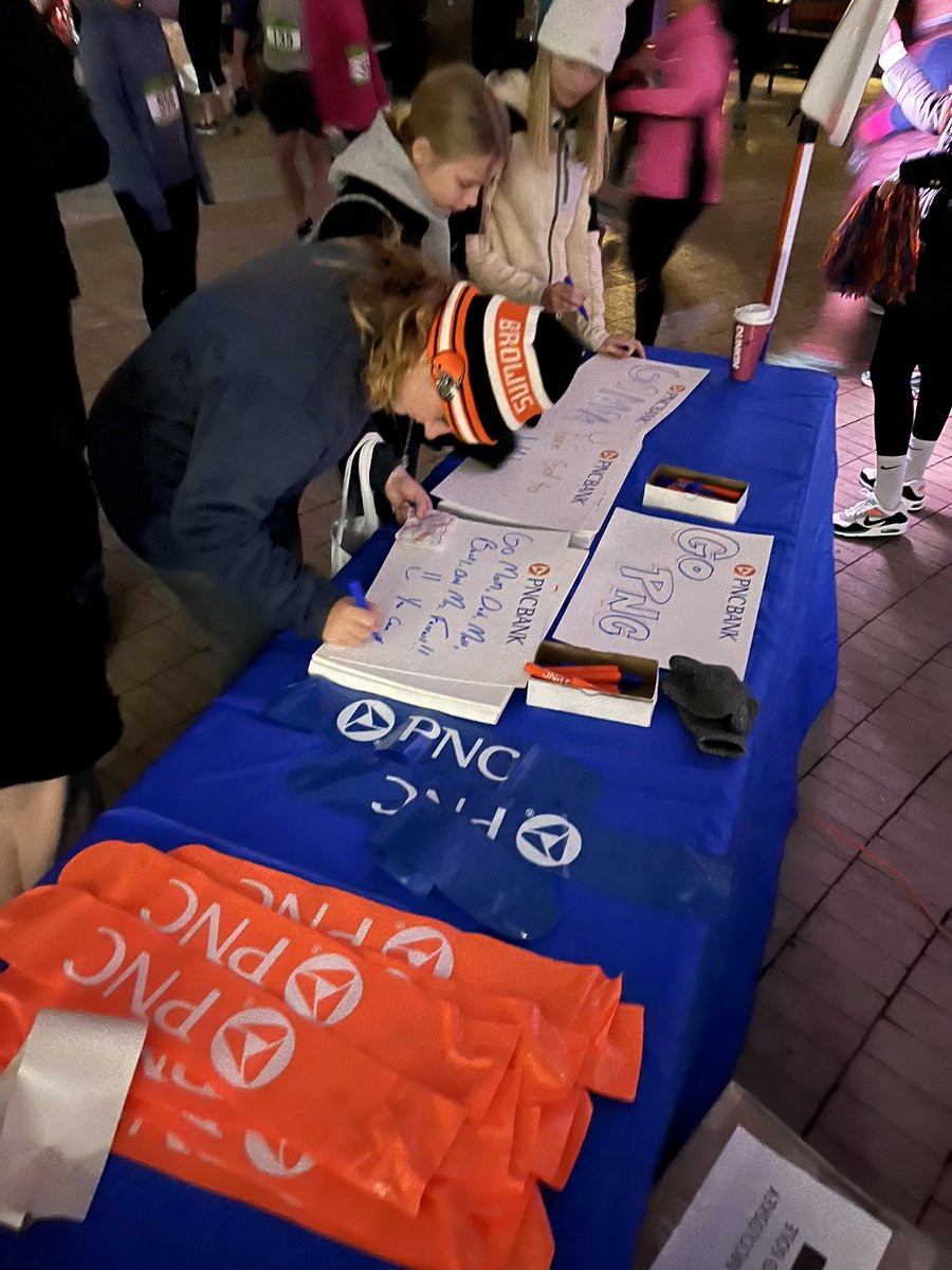ErinD_PNC's tweet photo. The @RockHallHalf runners are off!! Stop by the @PNCBank table to make a cheer card for your favorite runner! 🏃🏽‍♀️🥇🏃🏽‍♂️#runwithpnc https://t.co/D1DbJ1gA4u