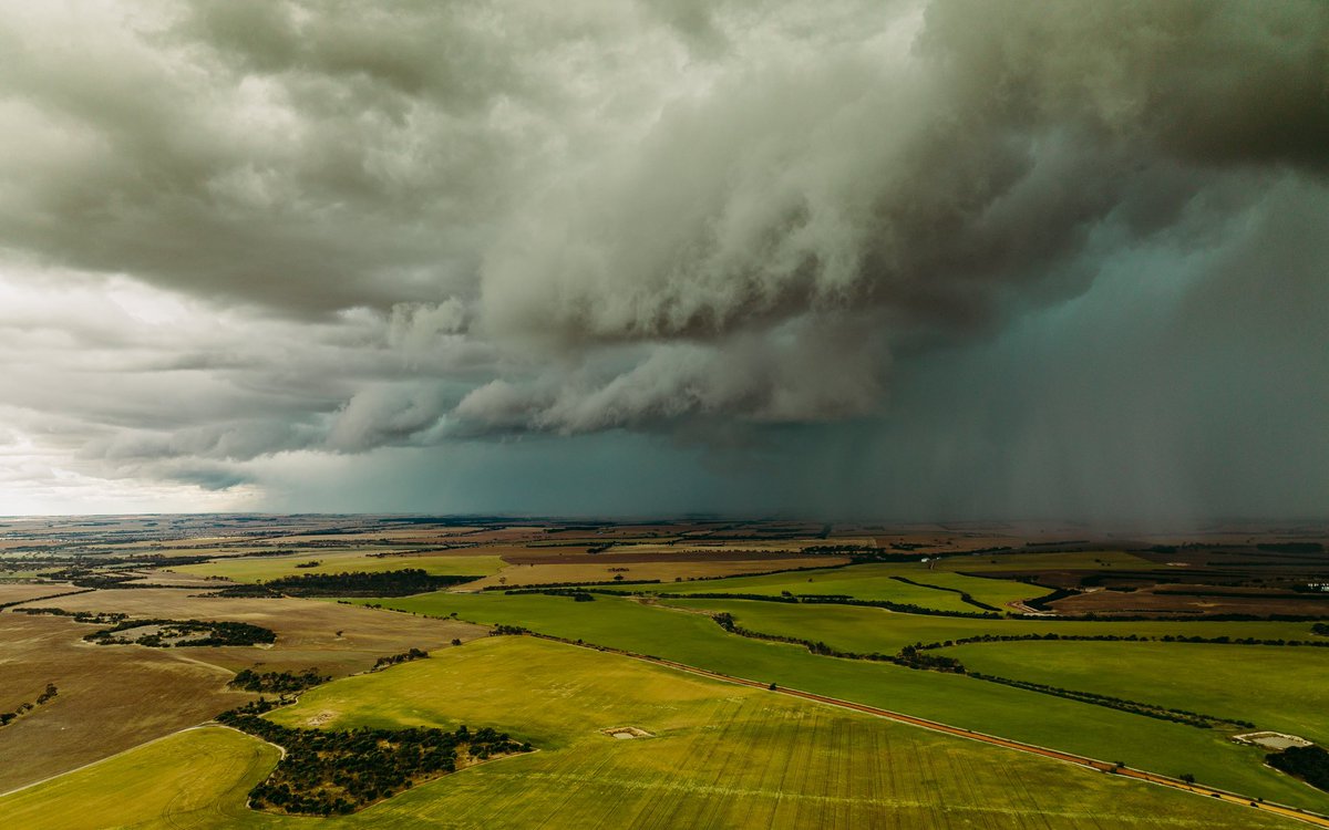 jacgrylls's tweet photo. The drone had to fight a bit of wind and rain to get up in amongst this, this arvo ⛈⛈ https://t.co/jAEoHW2GdU