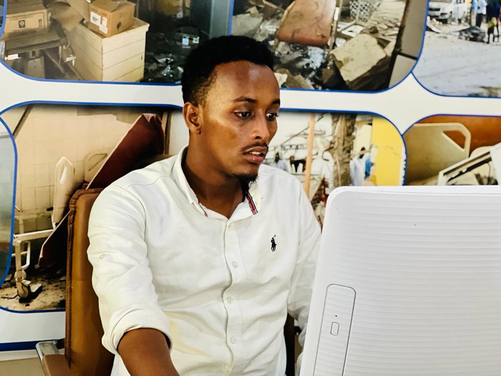 MAQSO4's tweet photo. Xarunta Gurmad Qaran oo ay hoggaaminayso Hay’adda SODMA ayaa si habsami leh u wadda Gurmadka musiibada ka dhalatay Qaraxa Soobe 2.

Fadlan muwaadin ku biiri aqoontaada iyo cududaada, kala xiriir.

016051114
0610051115
0610051116
0610051117

#GurmadQaranSoobe2 https://t.co/wB7oq1YNcz