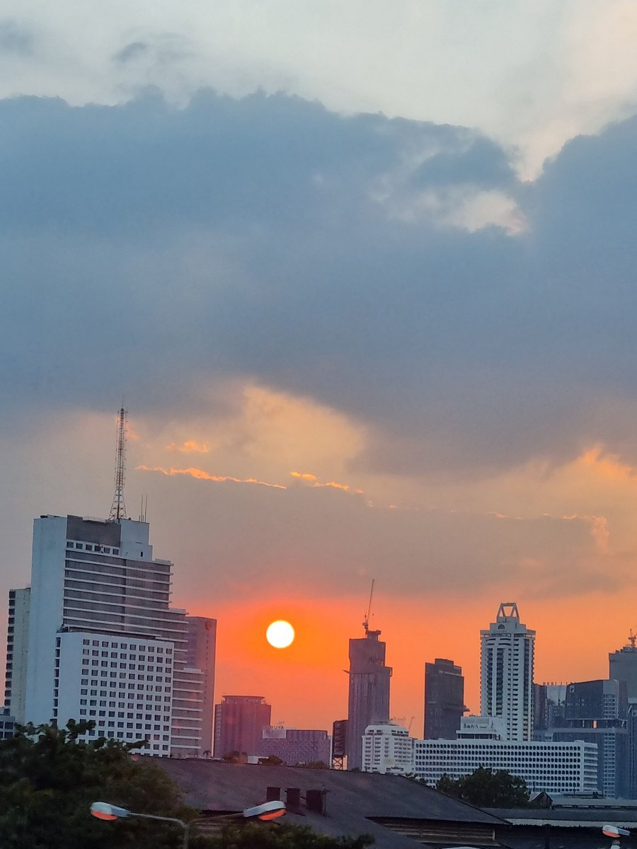 เธอไม่อินกับคน Bad boy
ทรงอย่างแบด แซดอย่างบ่อย
เธอไม่รักฉันก็คงต้องปล่อย