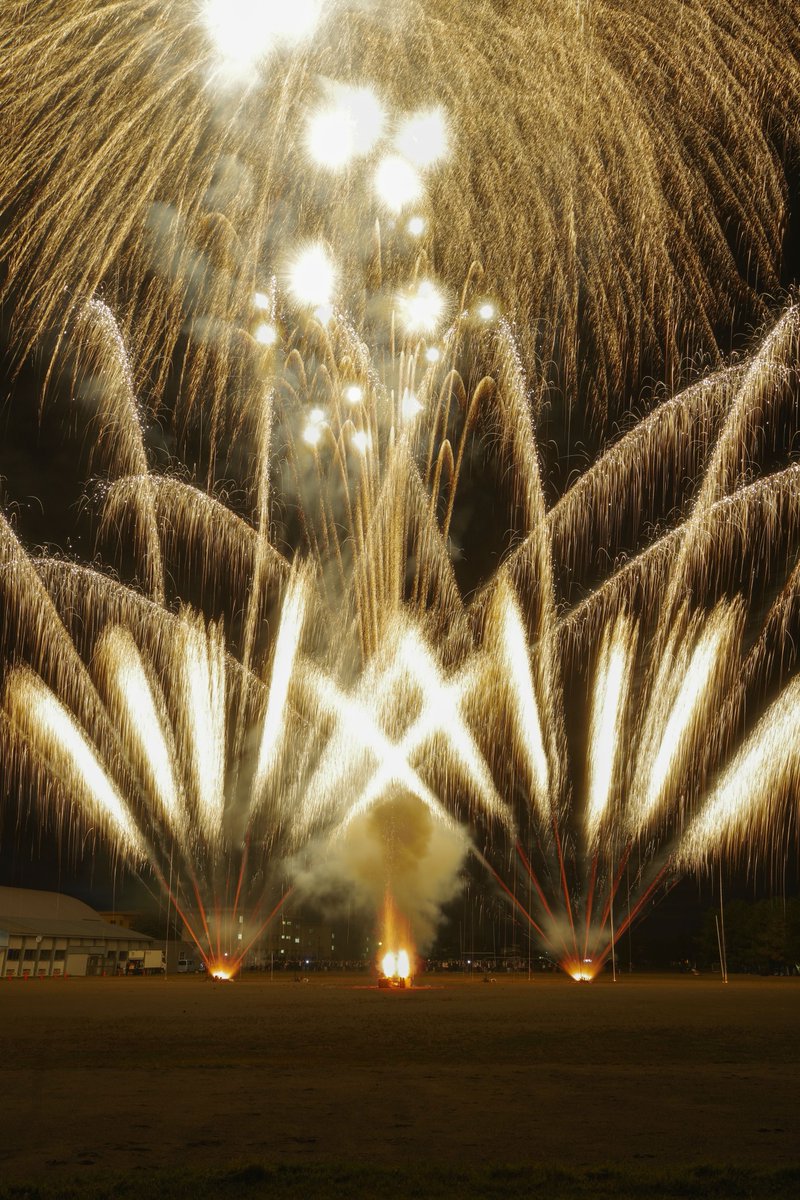 2022.10.30 #秋田高専 #高専祭 にて。
打ち上げ花火。裏編。

打ち上げは #響屋大曲煙火 さん。

裏は風向きバッチリでしたが広角レンズの望遠端になっていることに気が付かず下の方しか撮れていませんでした🥺

ありがとうございました！

#秋田
#花火
#fireworks 
#pentaxk3mkiii 
#pentax_da1118