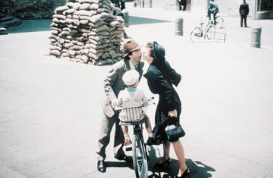 sebasugarte's tweet photo. Hoy cumple 70 años Roberto Benigni, actor y director de una de las películas más entrañables "La vida es bella". https://t.co/EpKTbzMksj