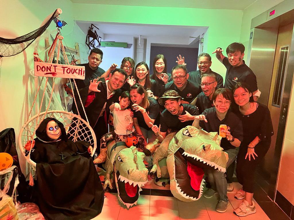 zaqym's tweet photo. Halloween night at Marsiling Greenview, with residents seen in their Halloween themed outfits.
#Marsiling
#OurCommunityOurHome https://t.co/11l2Gr15Ch