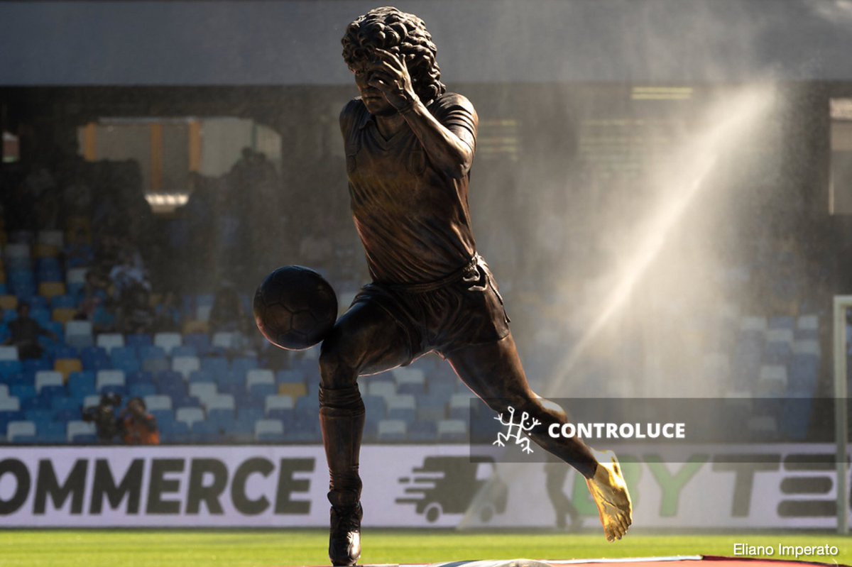 AgControluce's tweet image. #Italy
A bronze #statue depicting Diego Armando #Maradona, by Italian sculptor Domenico Sepe, is displayed before the Italian #SerieA #football match #Napoli vs #Sassuolo at #DiegoArmandoMaradona #stadium in #Naples, on October 29, 2022.
📷 @elianoimperato
#controluce