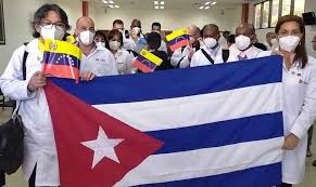ErnestP49147366's tweet photo. El Convenio Cuba-Venezuela, es una historia grandiosa en pleno desarrollo, las ideas de Fidel y de Chávez están más vivas que nunca. #CubaEsAmor #CubaPorLaPaz #CubaPorLaVida #MejorSinBloqueo #MMedicaCubanaTachira #HéroesDeLaSalud @cubacooperaTA1 @cubacooperaven @DiazCanelB https://t.co/UZuapBuHLk