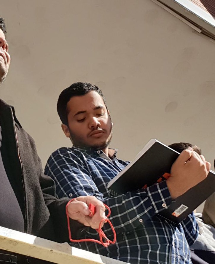 callmememmo's tweet photo. ⭕️لباس شخصی که دیروز بچه های علوم تحقیقات و با سنگ میزده و بچه هارو لو داده شناسایی شد ! ( ریتوییت کنید )
 « حمیدرضا صداقت مهر
بچه نظام آباده » 
#مهسا_امینی https://t.co/PEbClcVGST
