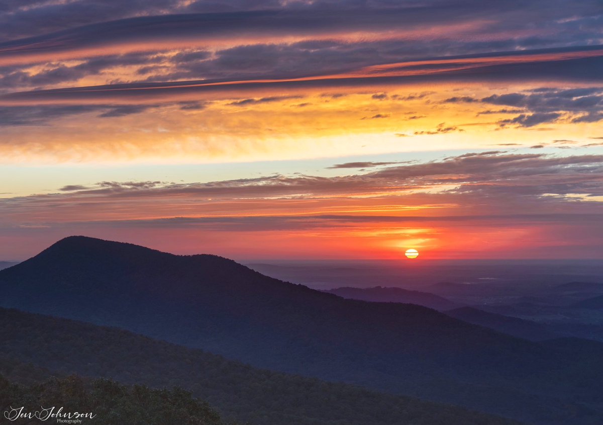 tPFmariah9999's tweet photo. Beautiful #Sunrise in #Shenandoah, Virginia #fall @spann #autumn #shenandoahnationalpark https://t.co/kAYaBY5nG9