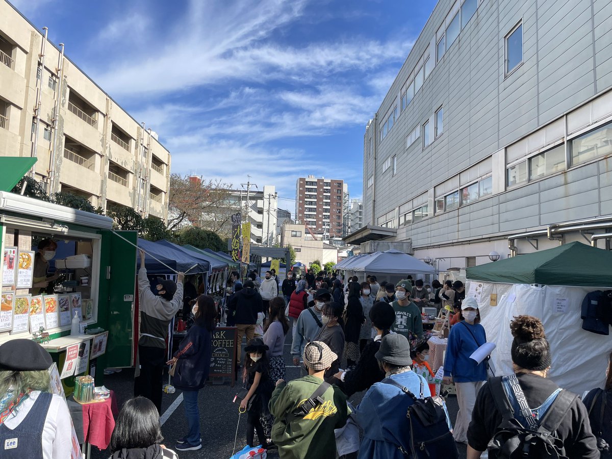 itabashiPrint's tweet photo. アートフェスタ❗️
2日目は来場者も多く賑わっておりました。本日もお客様に知り合いと会場で会うことが出来て嬉しい１日となりました😉トートバッグのプリントを淑徳大学生から昨日注文を頂き今朝渡しましとても喜んでもらえました🤗✨

#アートフェスタ
#板橋区
#絵本よろこび
#いたばし印刷株式会社 https://t.co/PQUsHkriFd