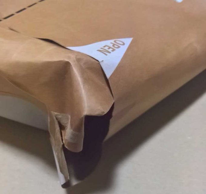 Amazonの簡易包装の袋、デフォルト状態で角に穴があるw

中身は全部あったけど、試しに中に入ってたパナレーサーの簡易パッチくぐらせたら余裕で通過した

ちょっと重さのある小物はなくなりそうだね 