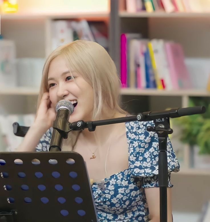 ㅤ
ㅤ
Senyuman tipis kembali menghias wajahnya saat menangkap @dialogkelabu yang terlihat sangat menikmati nyanyiannya. Sontak kepalanya sedikit menunduk juga melempar senyum saat keduanya bertemu tatap.
ㅤ
ㅤ