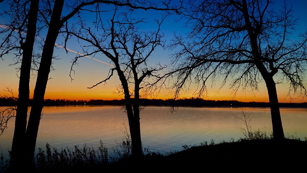 stromsr's tweet photo. Knife Lake, Mora, MN. Leaves are off the trees, ushering in a new & beautiful sunrise view! #fox9photos #mnsunrise #moramn #10000lakes https://t.co/TJjr2GWhgn