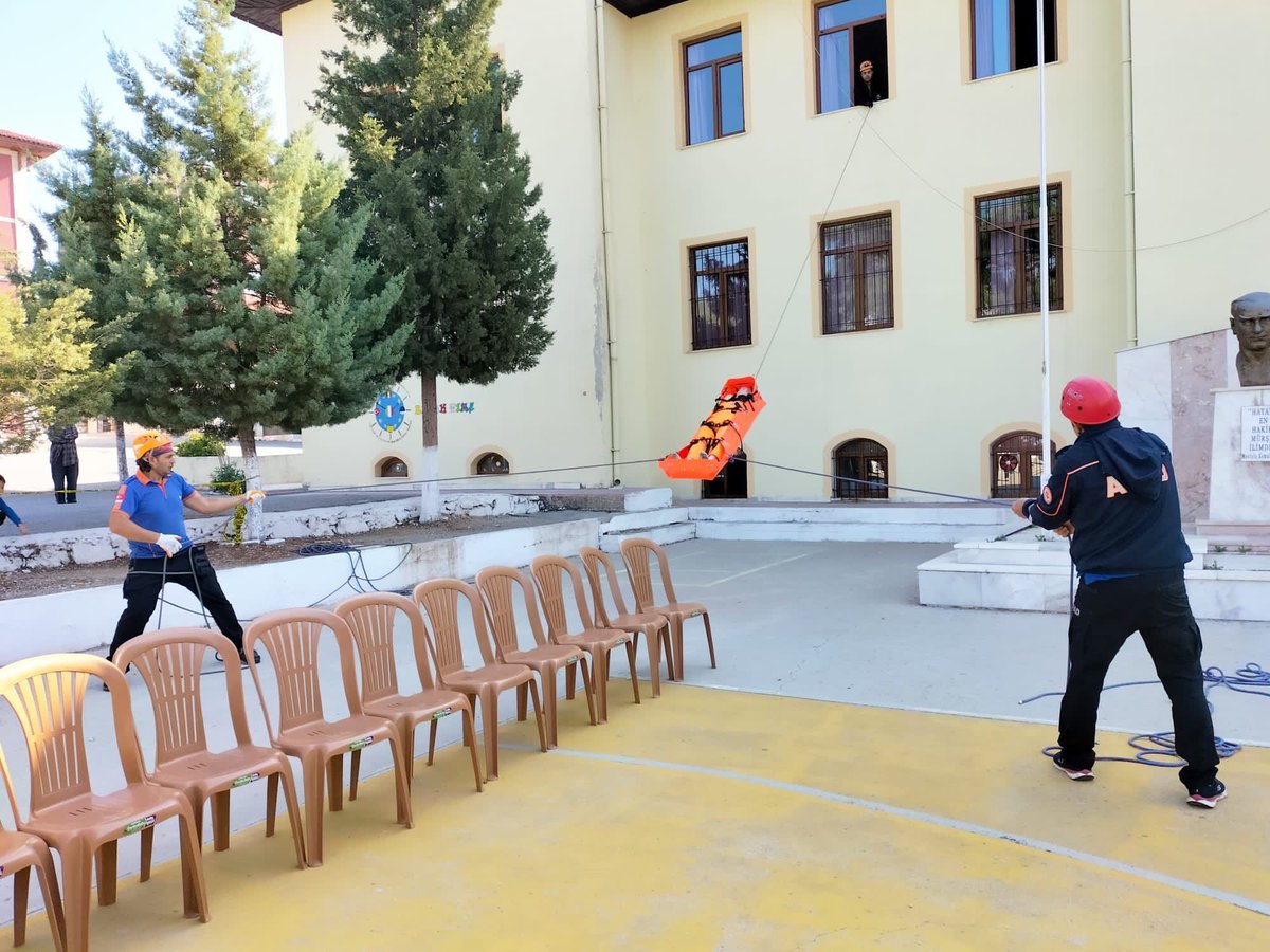 📍 Muğla #2022AfetTatbikatYılı kapsamında Zübeyde Hanım Mesleki ve Teknik Anadolu Lisesi'nde gerçekleştirilen 'Yangın Tahliye Tatbikatı' başarıyla tamamlandı. Tatbikatta; 👨🏻‍🎓 491 Öğrenci ve Öğretmen 👷🏻‍♂️ 21 Müdahale Personeli 🙋🏻‍♀️ 16 AFAD Gönüllüsü görev aldı. ⏰ Yarın için, bugün!