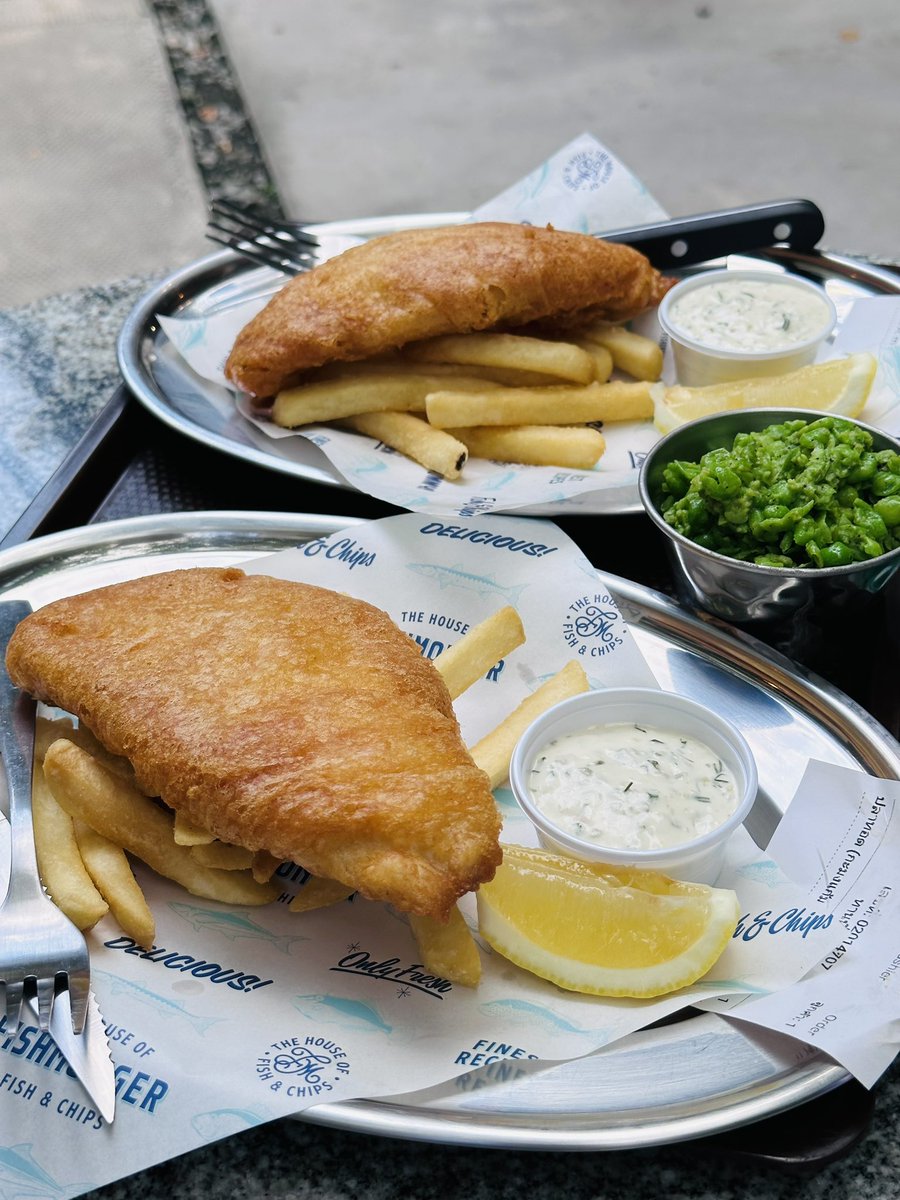choicerwolf's tweet photo. รีวิวสั้นๆกับร้านFishmonger 
เป็นร้านที่โปรตีนหลักคือปลา เมนูหลักเป็นฟิชแอนชิพ เบอร์เกอร์ หรือสเต๊กบนสลัด

ก็เลือกเนื้อปลา เลือกเมนู อัพเป็นเซ็ตได้ ราคาประมาณ 300+ แต่ฟิน กินหมดแล้วอยากกินอีก บางกรอบนอก ด้านในฉ่ำเนื้อปลาเน้นๆ ที่สั่งมาคือกะมงแก้มดำ พร้อม sparkling yuzu drink https://t.co/ZNPsHw3roH