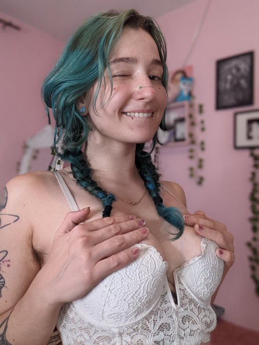 Aujourd'hui c'est f&eacute;ri&eacute;, alors j'me suis faite jolie pour toi... 💙🥰  I've dressed all cute for you on