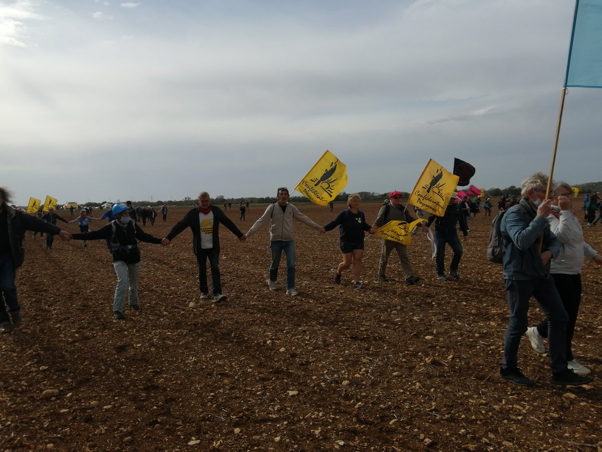 Nous revendiquons l'arrêt des #MegaBassines ultrasubventionnées et la réorientation des soutiens publics vers l'accompagnement au changement de pratiques et aux systèmes d'irrigation économes en eau au service de Tous les paysan.nes et de l'intérêt général.