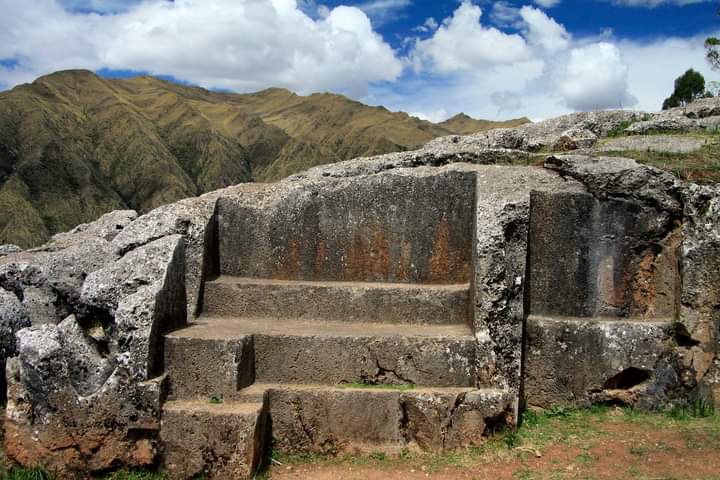 En el sector Huaca Pumacaca... Piedras cortadas. Chinchero, Urubamba. Cusco. 📸: G Mouldin. Cryssoula Paredes Guevara.