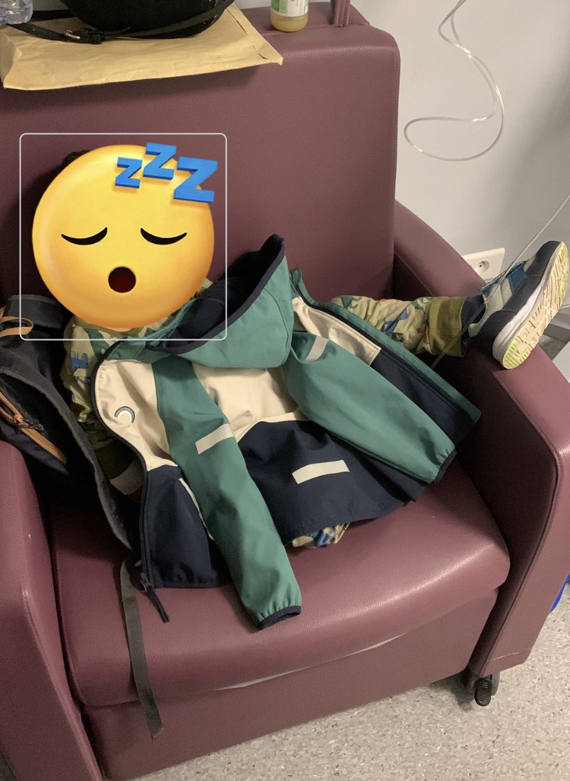 camsmaim's tweet image. Plus de lit dispo, mon fils qui avait besoin d’être scopé ne l’a pas été, (uniquement le dynamap sur lequel les soignants n’ont pas de vision depuis le poste de soin). Je devais les prévenir au moindre problème. Voilà comme il a passé la nuit, il était perfusé.