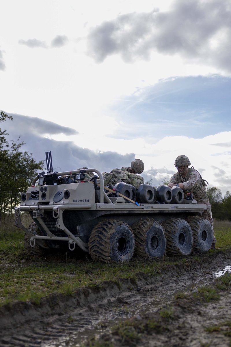 3rdUKDivision's tweet photo. While CERBERUS is validating our Brigade HQs for warfighting operations, it’s also looking to the future

The Experimentation &amp; Trials Group @YORKS_REGT are deployed on the exercise to examine pioneering new capabilities to transform the way we fight under Future Soldier

#CERB22 https://t.co/0Ji4sMF22p