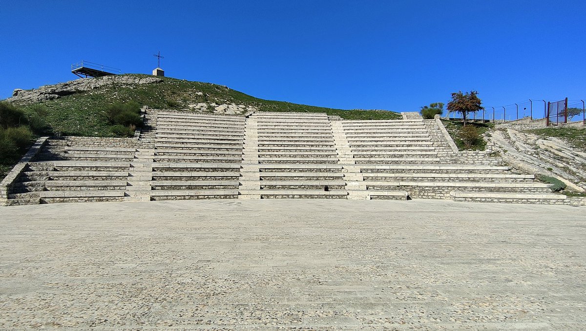 a211161v's tweet photo. Che in Sicilia non abbiano pensato di costruire teatri solo "gli antichi" mi pare bella cosa. #Prizzi https://t.co/HFilC7dWik