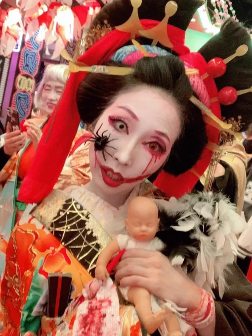 ネット見て今年の#ハロウィン仮装 楽しもうと思ったら最初に流れて来た友人が私の中でぶっちぎり優勝して終わった。どの角度も怖い全身どこもかしこも怖い2歳児が泣いて逃げてったそうです大好きだ友光ちゃん 